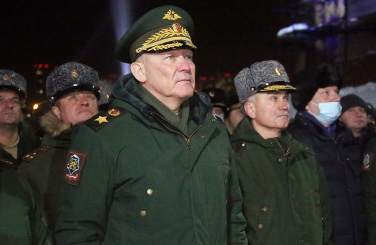 ウクライナでの戦争を統括する新司令官に任命されたアレクサンドル・ドゥボルニコフ氏（中央）/Vasily Deryugin/Kommersant/Sipa USA/AP