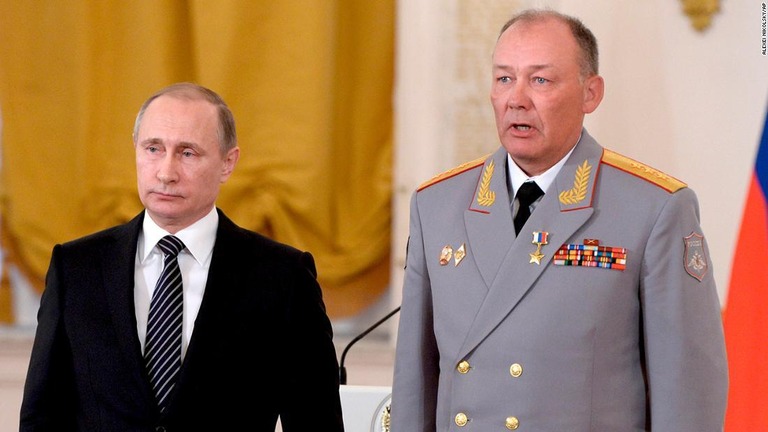 ロシアのプーチン大統領（左）とアレクサンドル・ドゥボルニコフ大将/Alexei Nikolsky/AP