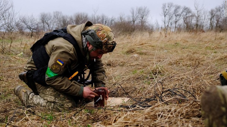 ロシア軍が撤退したウクライナ首都キーウ（キエフ）近郊で、不発弾の処理が進んでいる/Vasco Cotovio/CNN