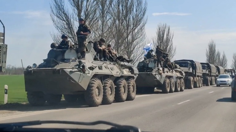 ウクライナ東部へ向かうロシア軍の車列とみられる映像が公開された/Telegram
