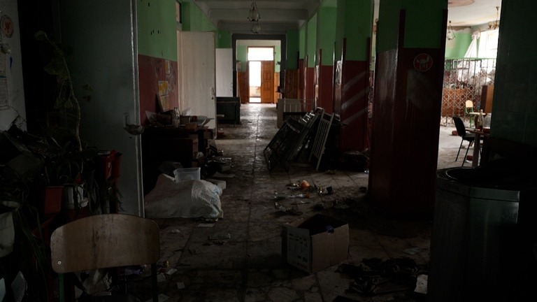 ロシア軍が拠点として使用し、荒れ放題にして立ち去った学校をＣＮＮ記者が取材/CNN