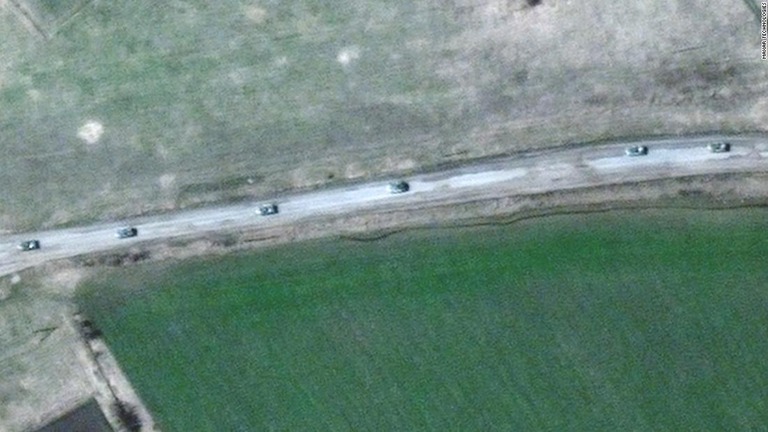 ロシア軍の車列がハルキウ市東郊に向かう様子を捉えた衛星画像/Maxar Technologies