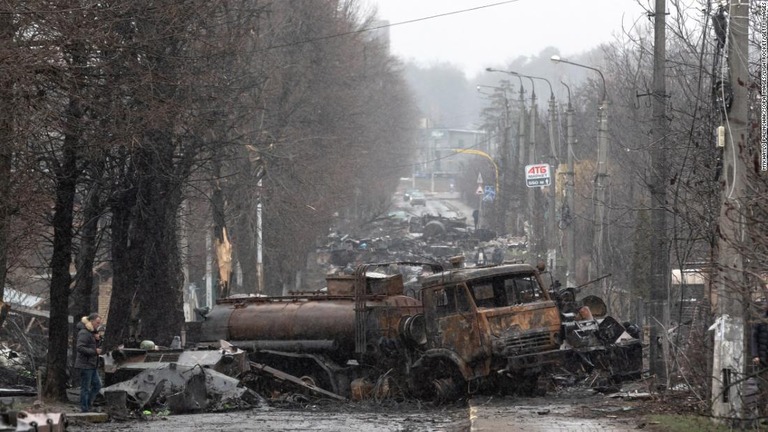 ロシア軍が撤退したウクライナ首都郊外に残る焼け焦げた車両と同軍の装備品/Mykhaylo Palinchak/SOPA Images/LightRocket/Getty Images