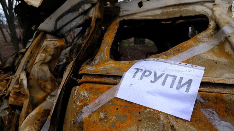 ウクライナ語で「遺体」と書かれた紙が貼られた車両/Vasco Cotovio/CNN
