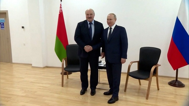 ロシアのプーチン大統領(右)とベラルーシのルカシェンコ大統領＝１２日/Reuters