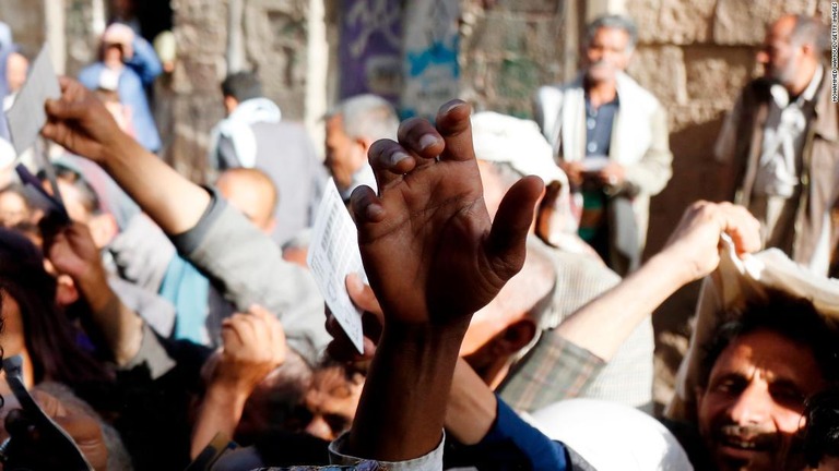 無料の食事を受け取る人々＝２日、イエメン・サナア/Mohammed Hamoud/Getty Images
