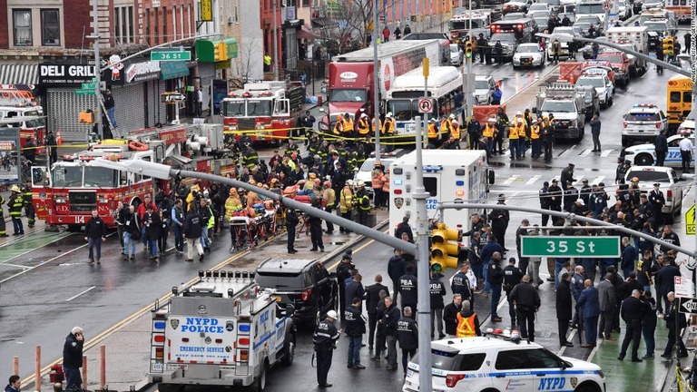 銃撃事件があったニューヨーク市ブルックリン区の地下鉄の駅に集まる警察などの車両＝１２日/ANGELA  WEISS/AFP/Getty Images