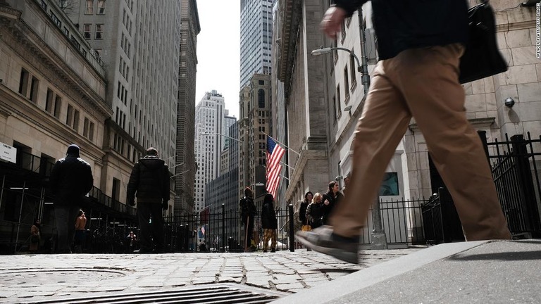 米ニューヨーク証券取引所付近＝４日、米ニューヨーク市/Spencer Platt/Getty Images 