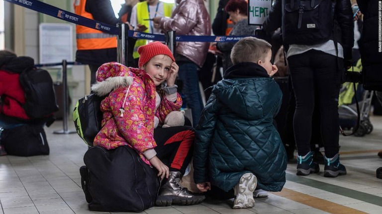ポーランド東部の駅にいるウクライナ難民/WOJTEK RADWANSKI/AFP/Getty Images