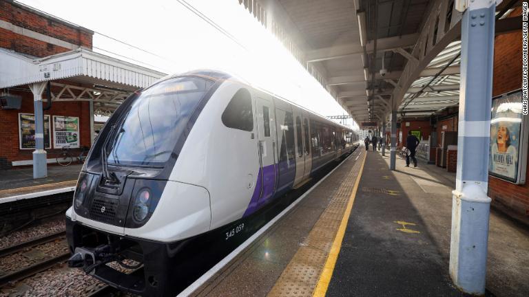 ロンドン中心部を外れると列車は地上に出る/Chris Ratcliffe/Bloomberg/Getty Images