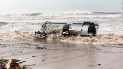ダーバンのブルーラグーンビーチで壊れた燃料タンク車が波を受ける＝１２日