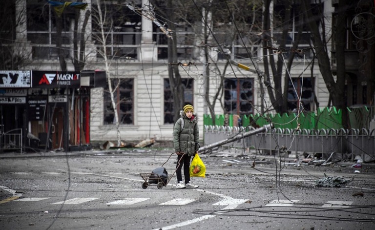マリウポリの街路を歩く若者＝４月１２日/Alexander Nemenov/AFP/Getty Images