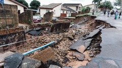 南アフリカ東部を洪水襲う、３０６人死亡　道路や民家に被害