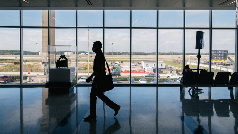 ジョージ・ブッシュ・インターコンチネンタル空港＝２０２１年１２月３日、米テキサス州ヒューストン/Brandon Bell/Getty Images 