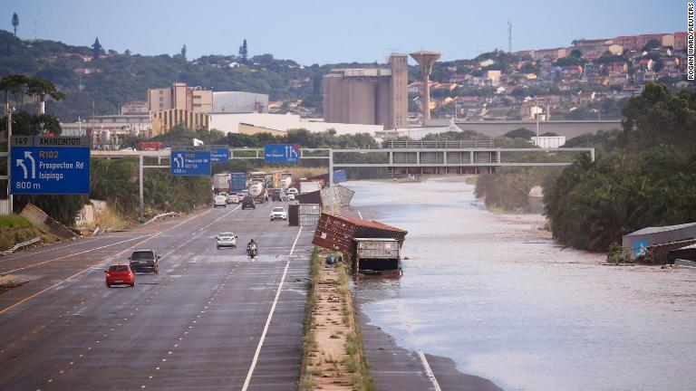 Ｎ２高速道路の一部が冠水＝１２日/Rogan Ward/Reuters