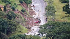 ダーバンで被害箇所の土砂除去などを行う人々＝１２日