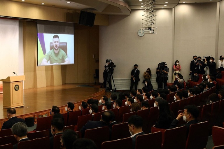 韓国国会でビデオ演説を行うウクライナのゼレンスキー大統領/Chung Sung-Jun/Pool/AFP/Getty Images