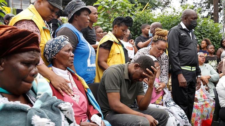 ダーバン・クラモントの教会で嘆く人々。中央の男性の自宅に教会の建物が崩落し、４人のこどもが亡くなった/Phill Magakoe/AFP/Getty Images
