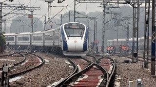 ニューデリーの駅を出るインドの準高速列車バンデバラト・エクスプレス