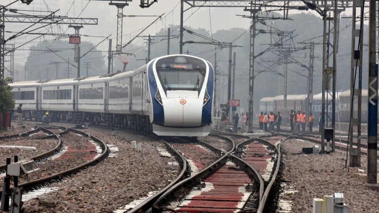 ニューデリーの駅を出るインドの準高速列車バンデバラト・エクスプレス/Sanjeev Verma/Hindustan Times/Getty Images