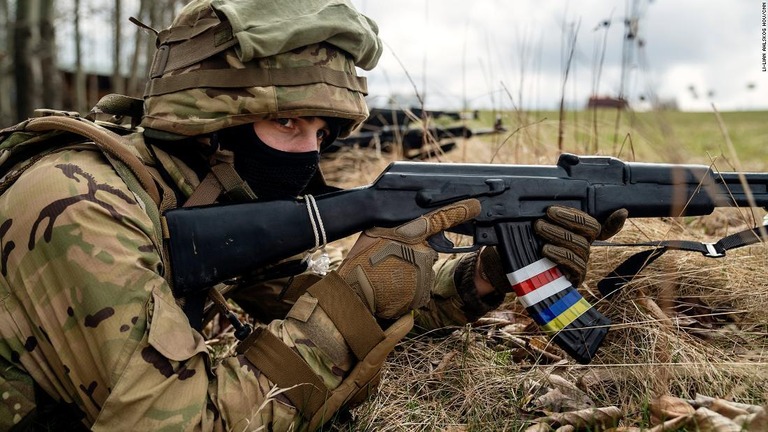 ポーランドの非公開の地点で、「ポホニア大隊」は戦闘訓練を積んでいる/Li-Lian Ahlskog Hou/CNN