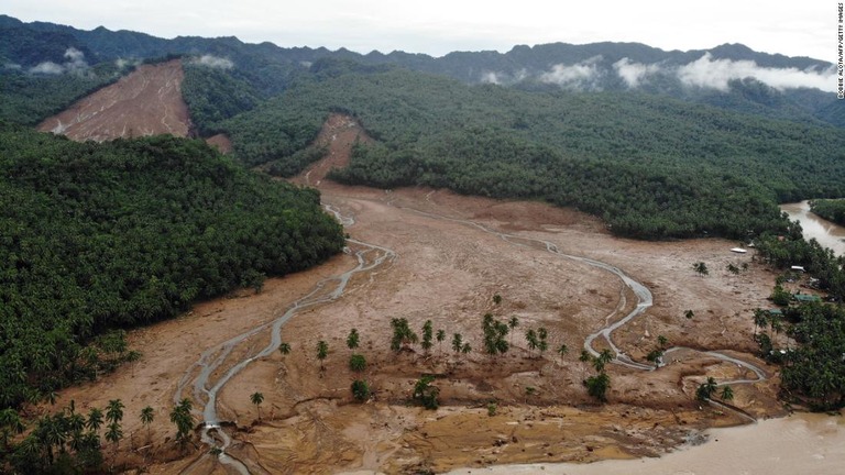 土砂崩れが発生した被災地＝１３日、フィリピン・レイテ州/Bobbie Alota/AFP/Getty Images