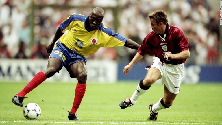 ９８年Ｗ杯でイングランドのＧ・ルソー選手（右）とマッチアップするリンコンさん/Shaun Botterill/Getty Images