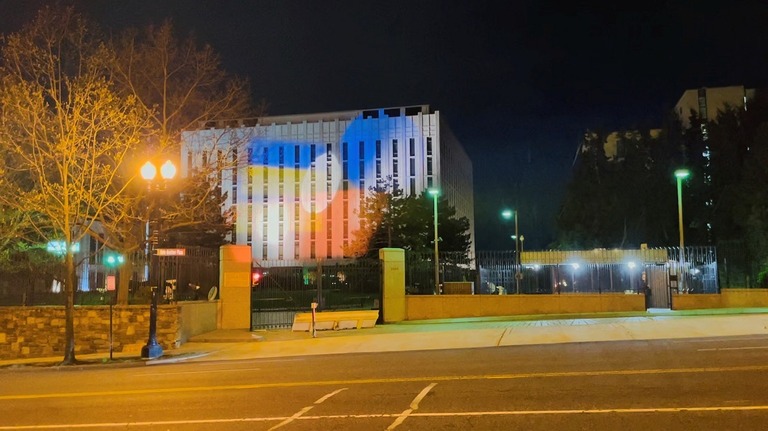ロシア大使館の外壁に投影されたウクライナ国旗に白いスポットライトが当てられた＝１４日、米ワシントンＤＣ/Joseph Landavaso/Reuters
