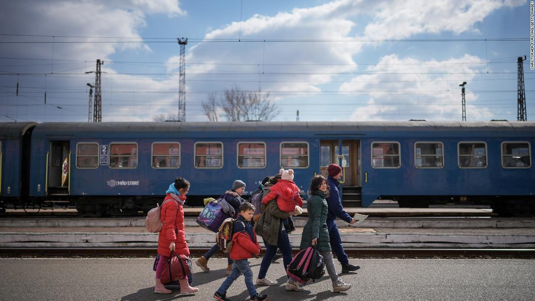 ハンガリー・ザホーニに到着したウクライナ難民＝３月１０日/Christopher Furlong/Getty Images