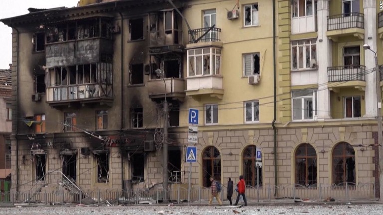 壁が焼け焦げた状態となったマリウポリの建物/AFPTV