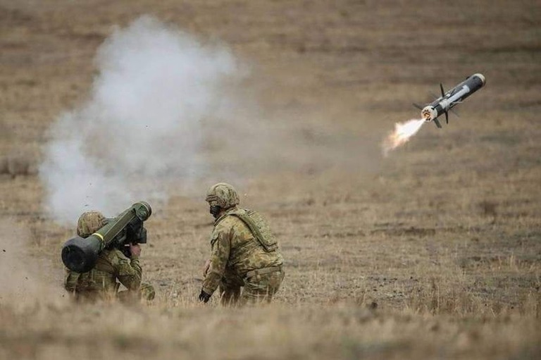 今年２月１３日に行われた演習で米国提供のジャベリンを発射するウクライナ軍の兵士/EyePress News/Shutterstock