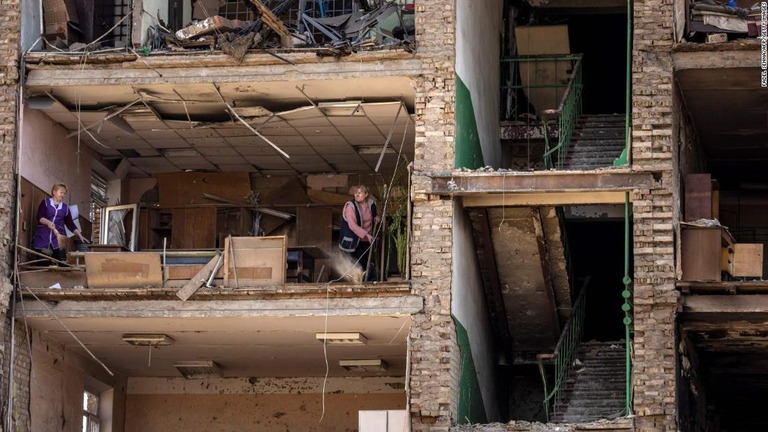 ロシア軍の攻撃により破壊された建物＝１５日、ウクライナ首都キーウ（キエフ）近郊/Fadel Senna/AFP/Getty Images