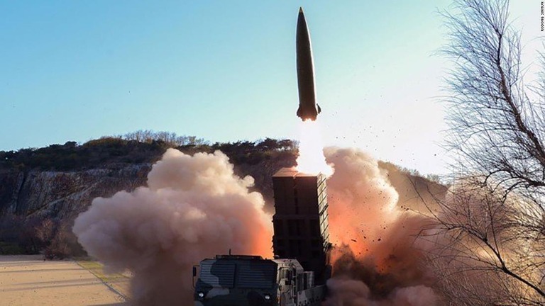 北朝鮮メディアが、金正恩総書記が「新型戦術誘導兵器」の発射実験を視察し、実験は成功したと伝えた/Rodong Sinmun
