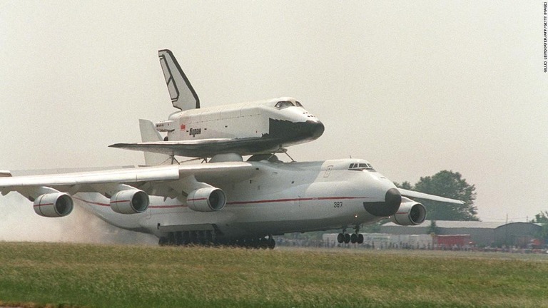 旧ソ連版スペースシャトル「ブラン」を背に載せて飛ぶために作られた/Gilles Leimdorfer/AFP/Getty Images