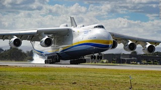 オーストラリアのパース空港に着陸するＡｎ２２５。エンジンは６基ある＝２０１６年５月１５日