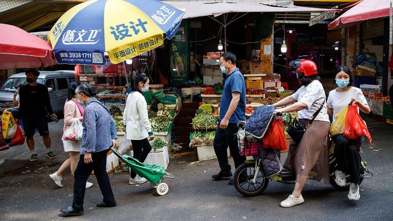 中国広東省広州市の露店を行き交う人々/Anadolu Agency/Getty Images