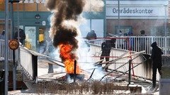 暴動続発で４０人負傷、コーラン燃やした極右政治家に抗議か　スウェーデン