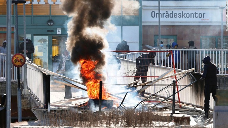 暴動発生を受け、ショッピングセンター前のバリケードに火が放たれた様子/Stefan Jerrevang/AFP/Getty Images