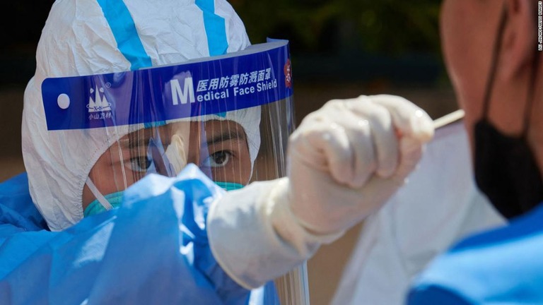防護具をつけて新型コロナウイルスの検査を行う看護師＝１７日、中国・上海市/Liu Jin/AFP/Getty Images