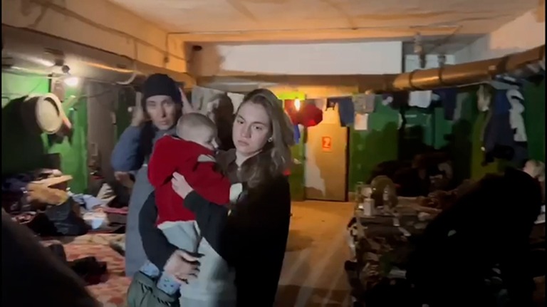 女性や子どもが避難しているとみられる製鉄所地下の動画がＳＮＳに公開された/Azov Battalion