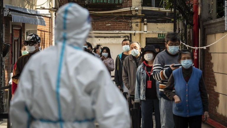 ロックダウン下の上海で、新型コロナ検査を受けに集まる住民たち/Qilai Shen/Bloomberg/Getty Images