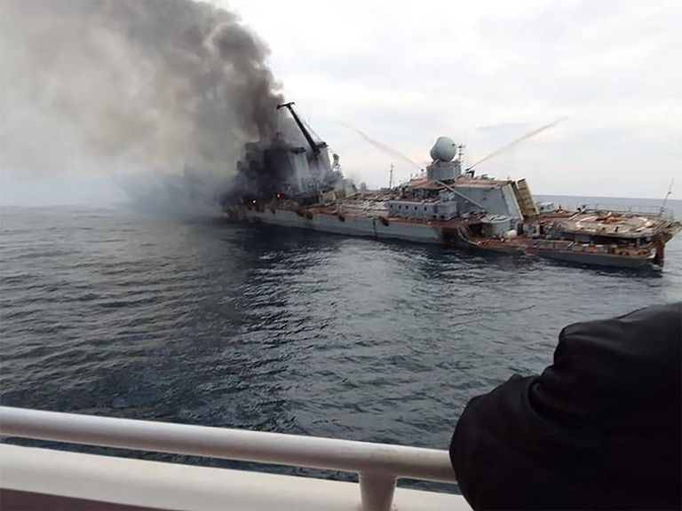 沈没する前、激しく損傷し黒煙を上げる巡洋艦「モスクワ」を捉えた動画/Social Media