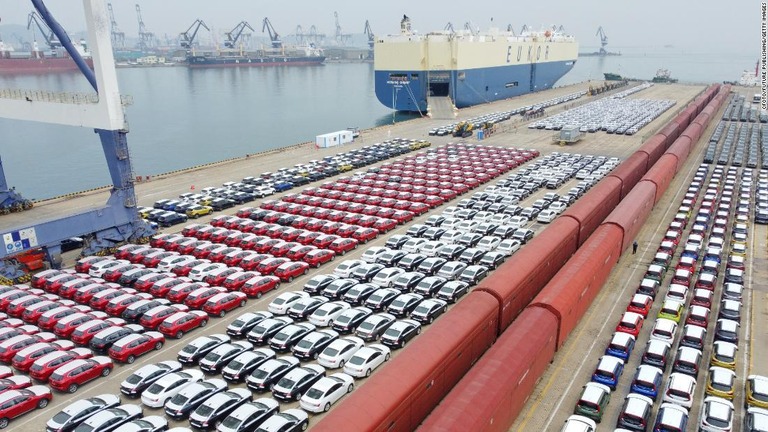 港に並べられた輸出車両＝１８日、中国東部山東省煙台市/CFOTO/Future Publishing/Getty Images