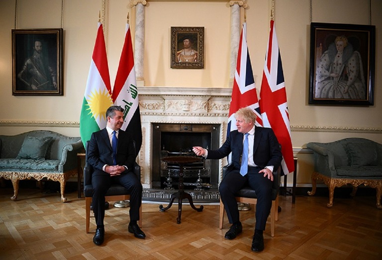 イラク・クルド人自治区のマスード・バルザニ首相と英国のボリス・ジョンソン首相＝１９日、英国首相官邸/Daniel Leal/Pool/Getty Images