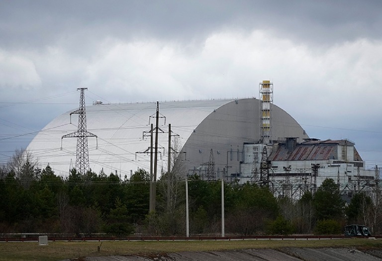 ウクライナのチョルノービリ（チェルノブイリ）原子力発電所＝１６日/Efrem Lukatsky/AP/FILE