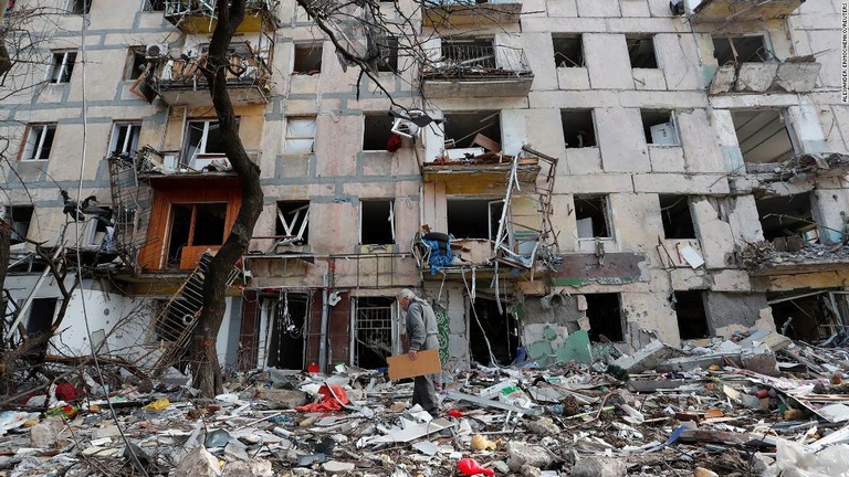 戦禍を逃れ、近隣国に避難したウクライナ国民の数が５００万人を超えた/Alexander Ermochenko/Reuters