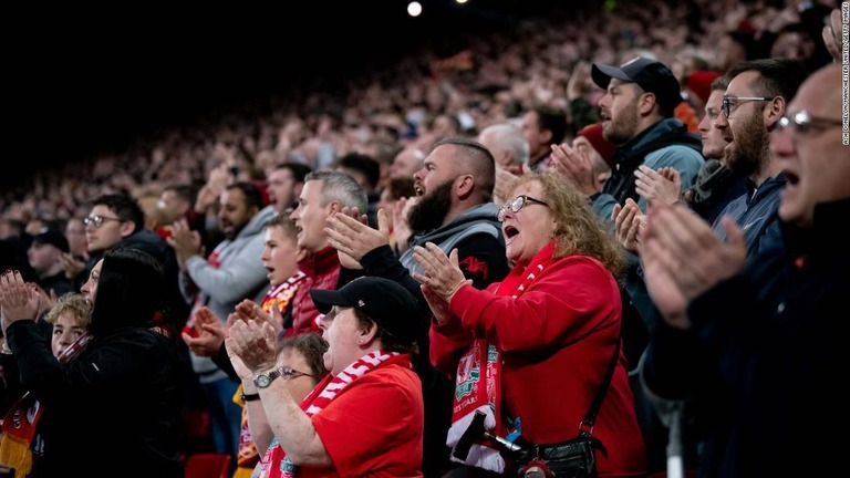 拍手を送る観客ら＝１９日、英リバプール・アンフィールド/Ash Donelon/Manchester United/Getty Images