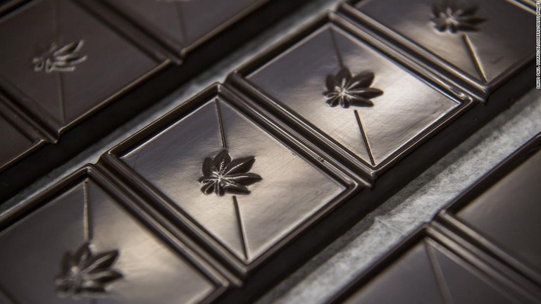 マリフアナ入りのチョコレート。米国やカナダで、マリフアナ製品を食べて具合が悪くなるペットが増えている/David Paul Morris/Bloomberg/Getty Images