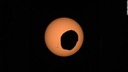 太陽横切る「ジャガイモ」の影、火星の日食を撮影　ＮＡＳＡ探査車