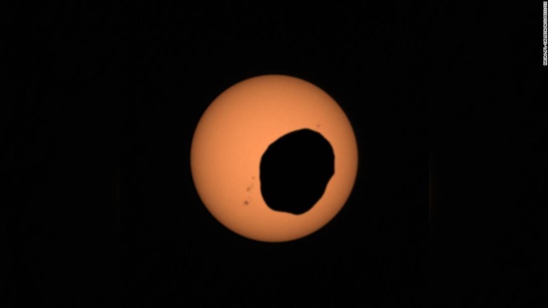 空にぽっかり浮かんだジャガイモのような衛星フォボスが太陽の前を通過する火星の日食/NASA/JPL-Caltech/ASU/MSSS/SSI